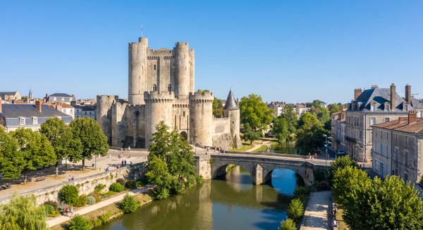 Vue emblématique de Niort montrant un landmark urbain ou architectural caractéristique de la ville, photographié en plein jour avec un ciel dégagé. L'image doit être prise en conditions d'éclairage naturel optimal, de qualité professionnelle, sans texte, logo ou filigrane. La composition doit être visuellement distincte des vues de La Rochelle (panorama maritime avec tours), Rochefort (Arsenal historique) et Saintes (architecture urbaine), apportant ainsi une variété visuelle à la section localisation.