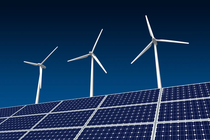 Extérieur résidentiel moderne avec maison équipée de panneaux solaires photovoltaïques sur toiture, pompe à chaleur air-eau installée sur façade blanche, éolienne domestique en arrière-plan