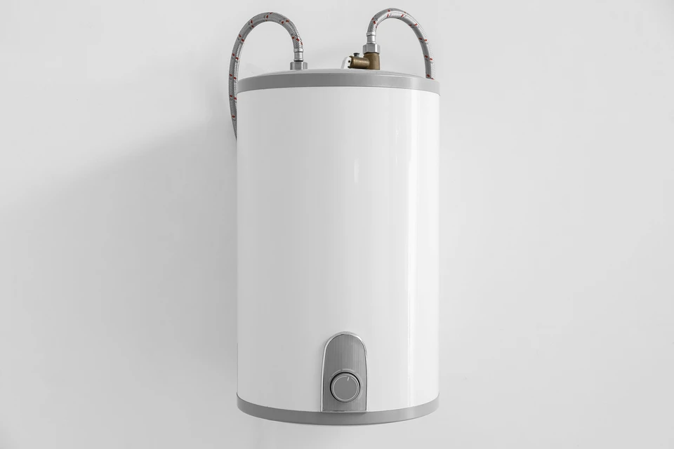 Intérieur moderne avec chauffe-eau électrique blanc installé contre mur clair
