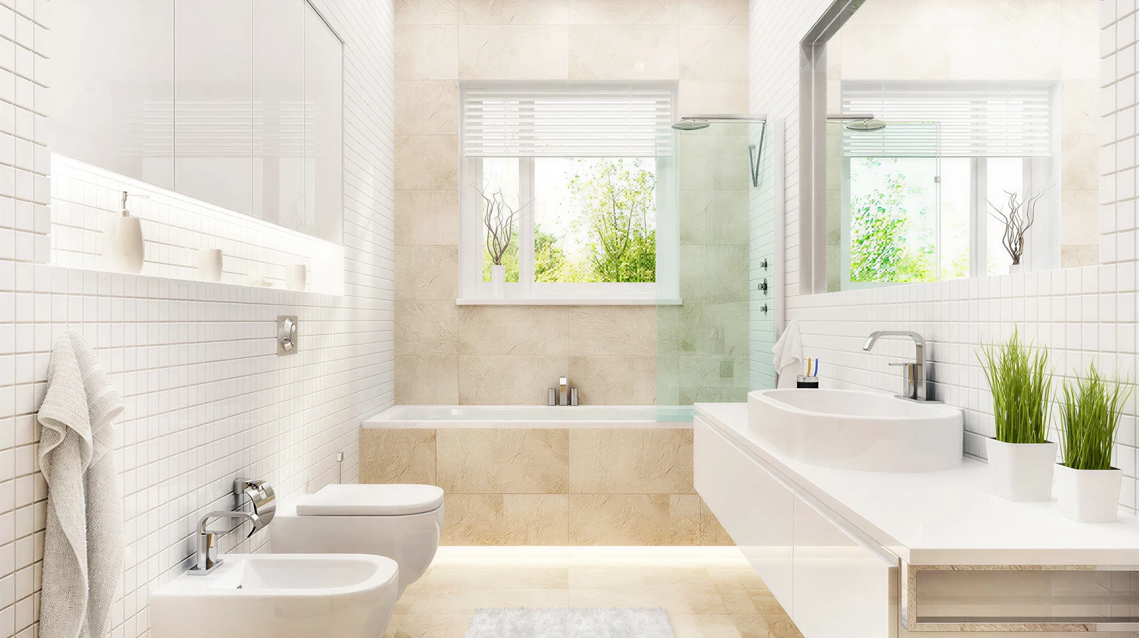 Intérieur de salle de bain avec baignoire blanche, bonde d'évacuation chromée visible au centre du receveur