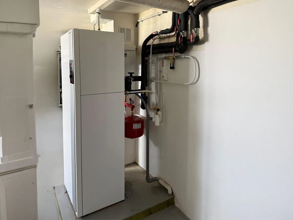 Scène d'atelier industriel en intérieur avec composants électriques sur surface neutre