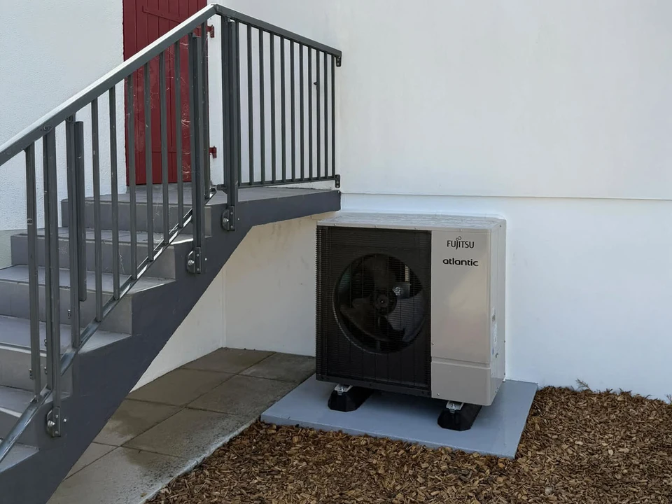 Extérieur résidentiel avec installation de pompe à chaleur air-air